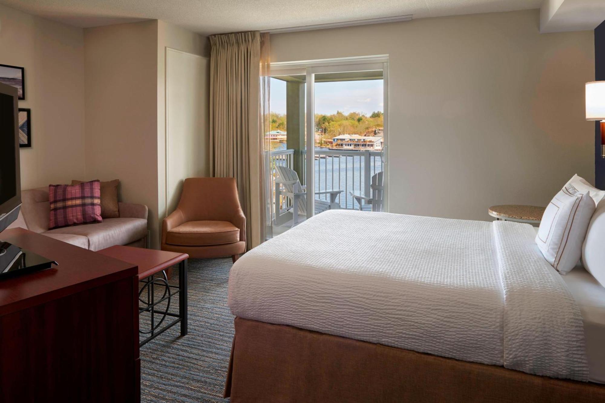 By Marriott Muskoka Wharf Hotel