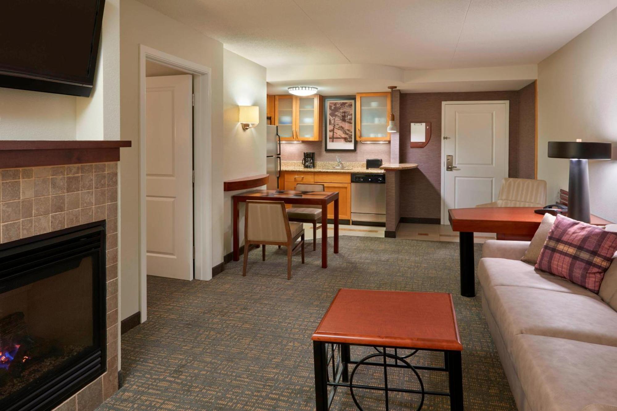 By Marriott Muskoka Wharf Hotel