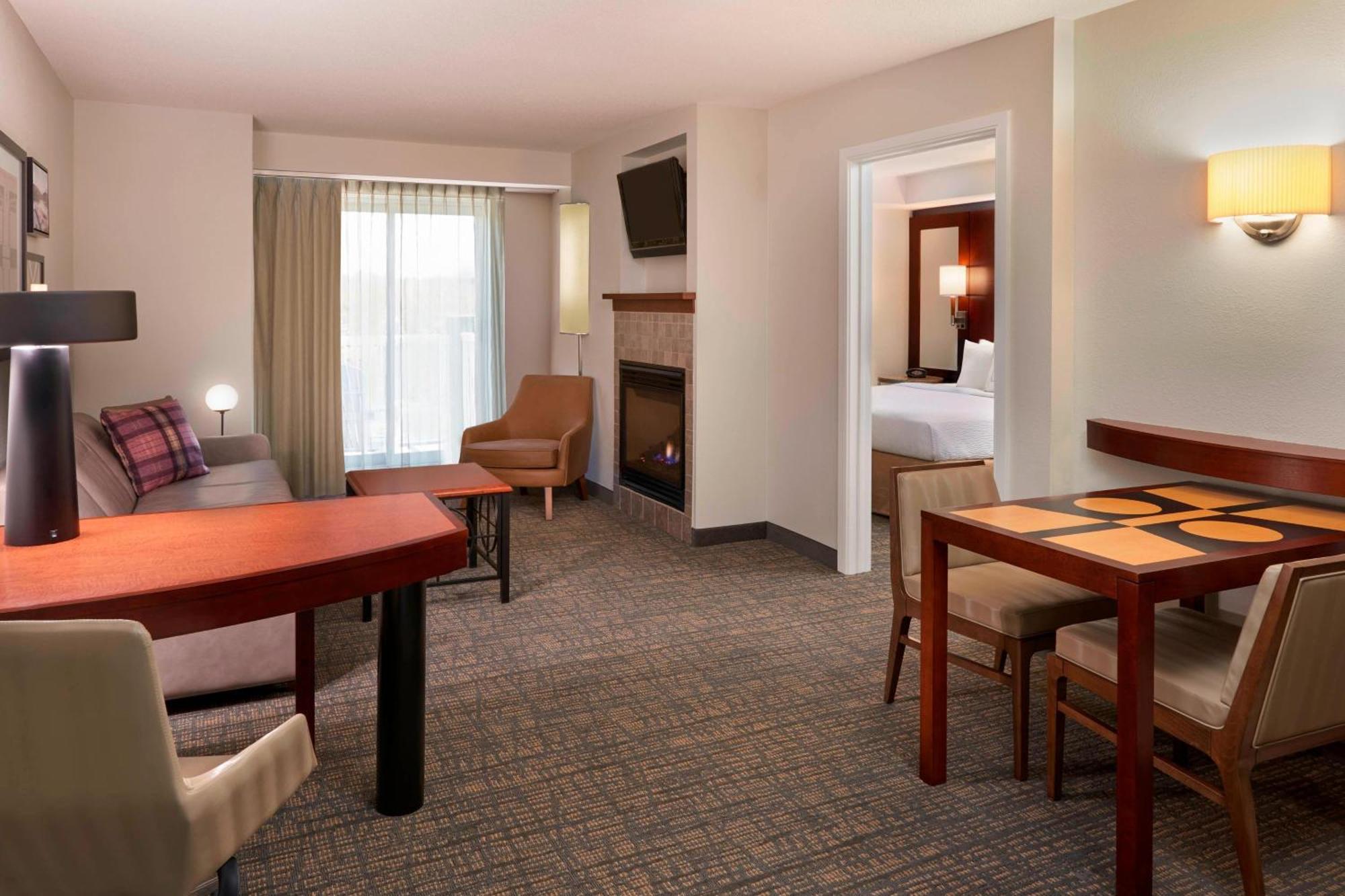 Hotel By Marriott Muskoka Wharf 3*