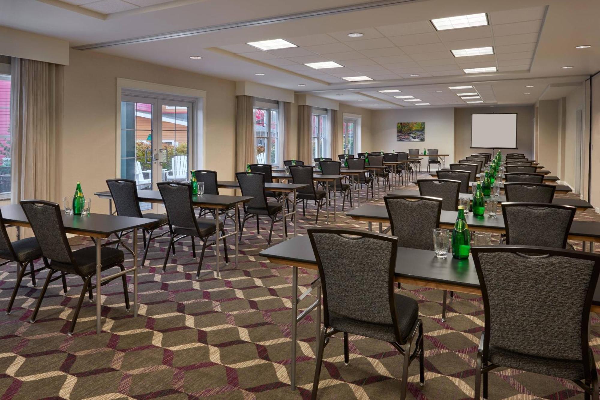 By Marriott Muskoka Wharf Hotel Gravenhurst