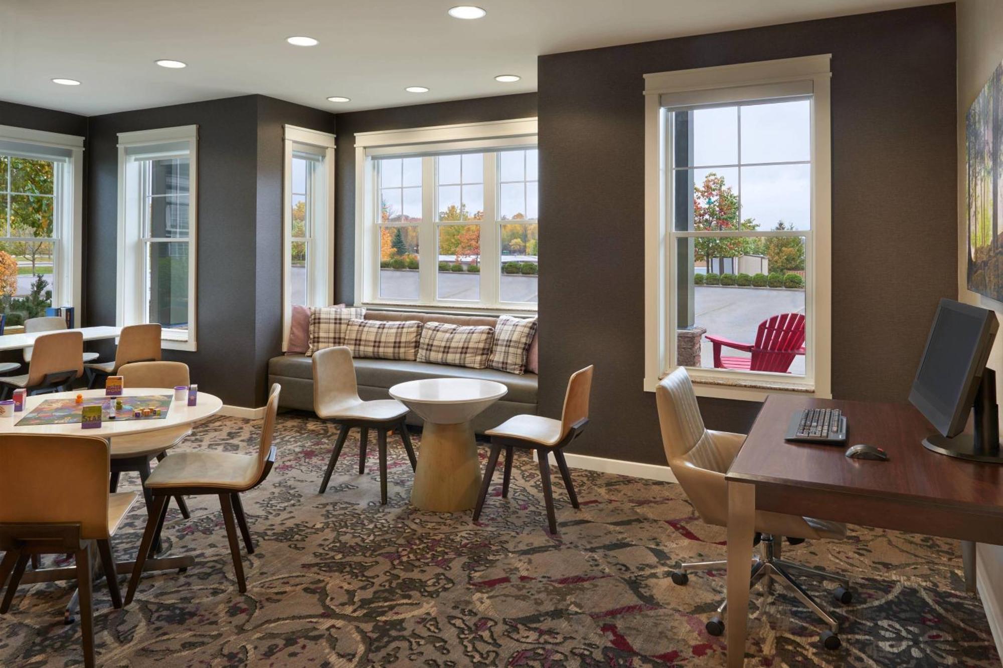 By Marriott Muskoka Wharf 3* Gravenhurst
