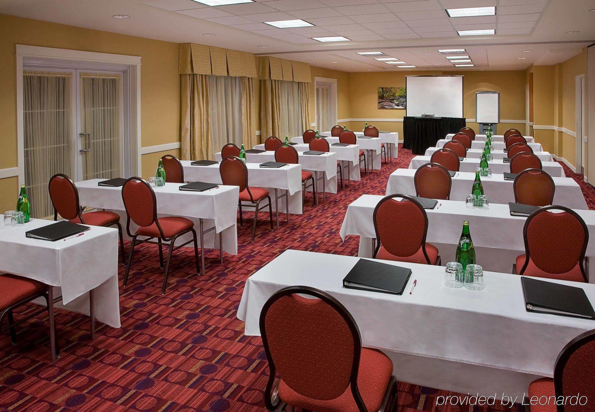Hotel By Marriott Muskoka Wharf 3*