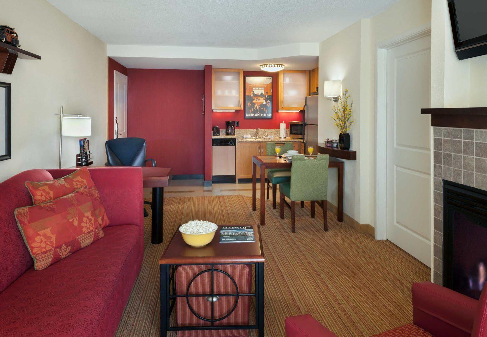 By Marriott Muskoka Wharf Hotel